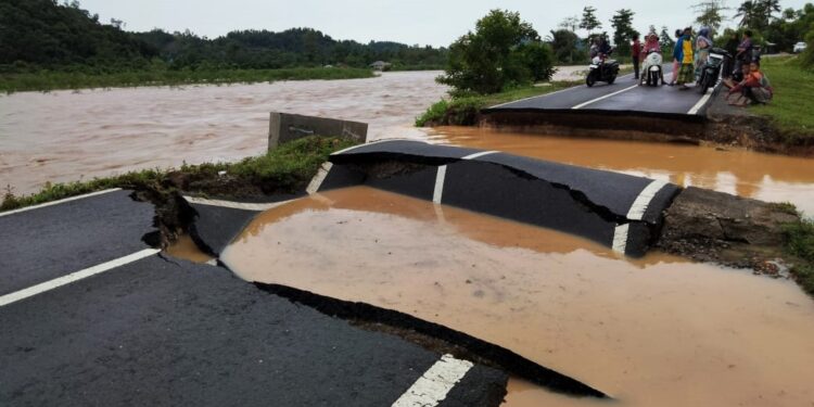 Lima Kecamatan Dilanda Banjir, Jalan Provinsi Putus Total di Pesisir Selatan