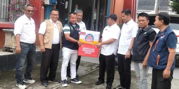 Dinsos Pemrov Sumbar menyalurkan bantuan logistik untuk warga terdampak banjir di kabupaten pesisir Selatan (Foto: Ist)