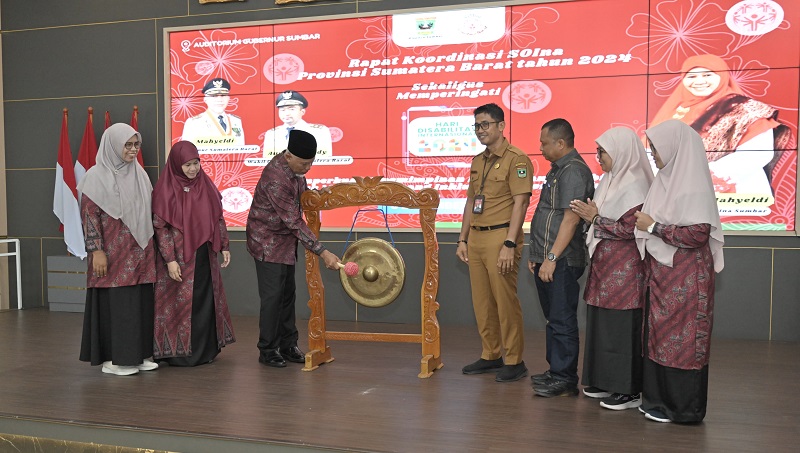 Gubernur Mahyeldi Ansharullah saat membuka Rakor Special Olympics Indonesia (SOIna) Sumbar sekaligus memperingati Hari Disabilitas Internasional (HDI) di Auditorium Istana Gubernur, Selasa (3/12/2024).