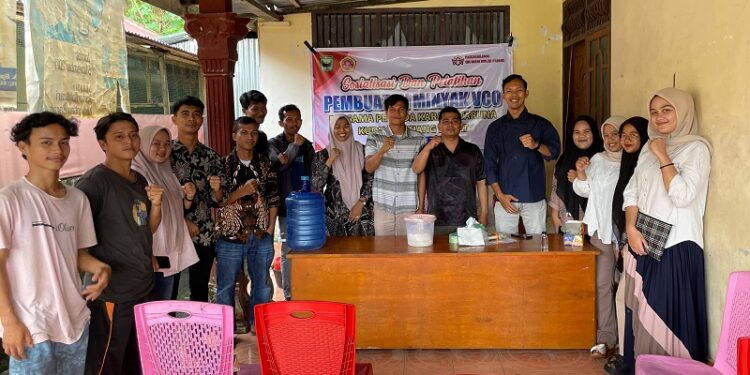 Pemuda Kudu Gantiang Barat Belajar Cara Produksi Minyak VCO