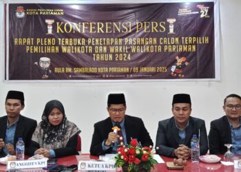 Lima orang anggota KPU Kota Pariaman saat konferensi pers penetapan Wali Kota dan Wakil Wali Kota Pariaman Terpilih Periode 2025 - 2030. Kamis, (09/01/2025)