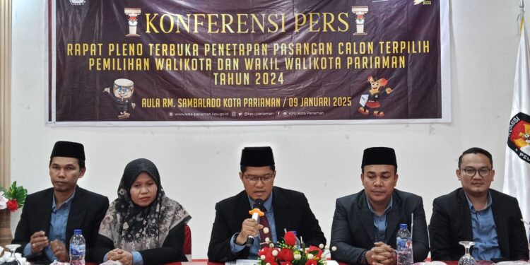 Lima orang anggota KPU Kota Pariaman saat konferensi pers penetapan Wali Kota dan Wakil Wali Kota Pariaman Terpilih Periode 2025 - 2030. Kamis, (09/01/2025)