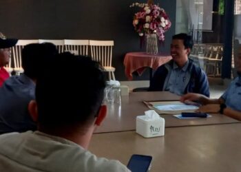 KAMMI Kota Padang saat audiensi dengan Ketua DPRD, Muharlion. Selasa, (21/01/2025) [foto : ist]