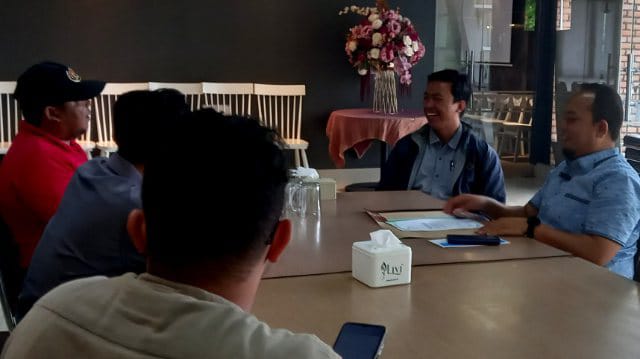 KAMMI Kota Padang saat audiensi dengan Ketua DPRD, Muharlion. Selasa, (21/01/2025) [foto : ist]