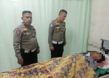 Kasat Lantas Polres Padang Pariaman, Iptu Rudi Chandra bersama Kanit Laka Lantas, Ipda Novrialdi saat mengecek korban kecelakaan. Kamis, (16/01/2025) [foto : ist]