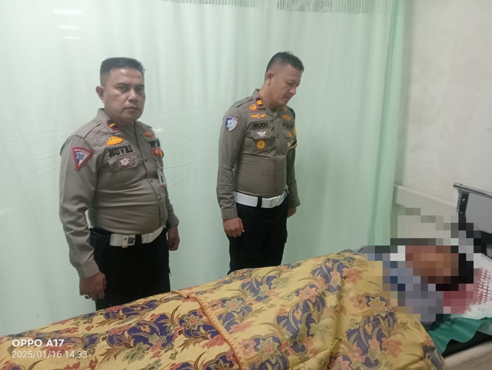 Kasat Lantas Polres Padang Pariaman, Iptu Rudi Chandra bersama Kanit Laka Lantas, Ipda Novrialdi saat mengecek korban kecelakaan. Kamis, (16/01/2025) [foto : ist]