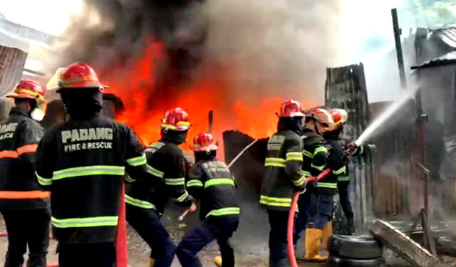 Gudang Rongsokan di Kota Padang Terbakar, Kerugian Rp500 Juta