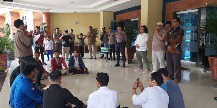 Mahasiswa Tuntut Berbagai Isu Lokasi ke DPRD Pasaman Barat