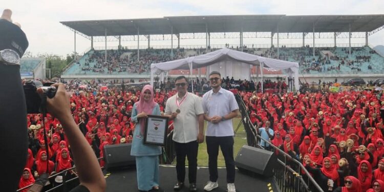 Rekor Dunia! 1.690 Bundo Kanduang se-Dharmasraya Mainkan Talempong Pacik