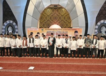 Gubernur Mahyeldi Kukuhkan Pengurus Baru Masjid Raya Syech Ahmad Khatib Al Minangkabawi