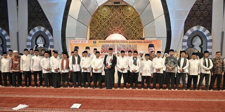 Gubernur Mahyeldi Kukuhkan Pengurus Baru Masjid Raya Syech Ahmad Khatib Al Minangkabawi