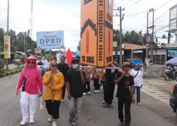 Tampil Unik dalam Pawai Budaya HUT ke-21, DPRD Dharmasraya Arak Miniatur Perda 2025