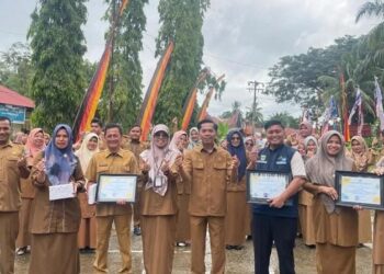 Dinas SOSP3APPKB Dharmasraya Serahkan Penghargaan Pada Pegawai Teladan