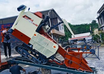 Anggota DPR RI Rico Alviano Berikan Bantuan Mesin Pertanian di Sawahlunto