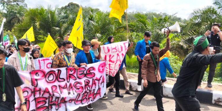 Tuntut Kasus Kriminal, Ratusan Mahasiswa Geruduk Polres Dharmasraya