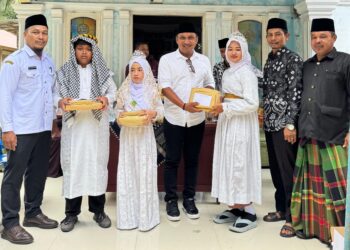 Firdaus saat memberikan bingkisan kepada santri Al Hidayah yang mengikuti khatam Alquran. Rabu, (26/02/2025) [foto : sci]
