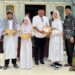 Firdaus saat memberikan bingkisan kepada santri Al Hidayah yang mengikuti khatam Alquran. Rabu, (26/02/2025) [foto : sci]