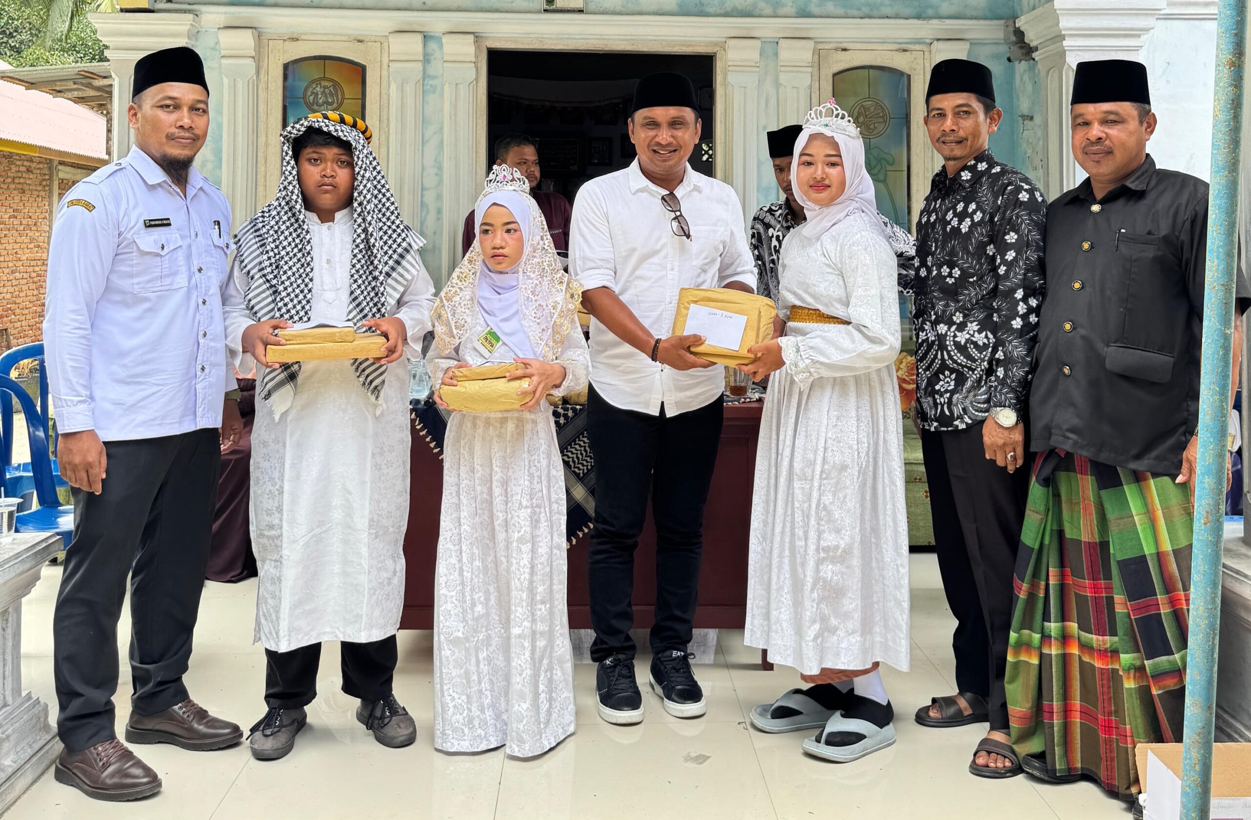 Firdaus saat memberikan bingkisan kepada santri Al Hidayah yang mengikuti khatam Alquran. Rabu, (26/02/2025) [foto : sci]