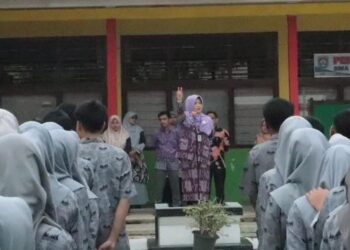 Agar Sukses, Siswa SMAN 1 Sitiung Diminta Lebih Disiplin