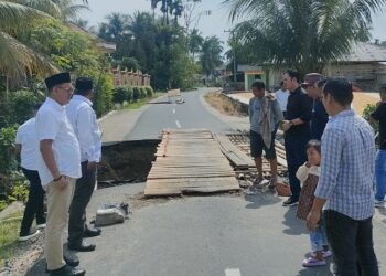 Wakil Ketua DPRD Kabupaten Padang Pariaman, Firman bersama Wakil Bupati terpilih, Rahmad Hidayat dan Anggota DPRD Provinsi Sumatera Barat, Firdaus, meninjau kondisi jembatan rusak di Nagari Ulakan Tapakis, Rabu (12/2).