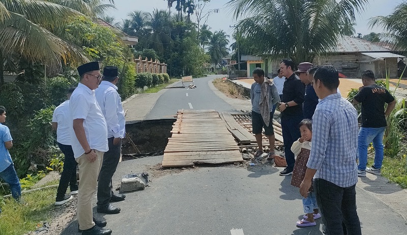 Wakil Ketua DPRD Kabupaten Padang Pariaman, Firman bersama Wakil Bupati terpilih, Rahmad Hidayat dan Anggota DPRD Provinsi Sumatera Barat, Firdaus, meninjau kondisi jembatan rusak di Nagari Ulakan Tapakis, Rabu (12/2).