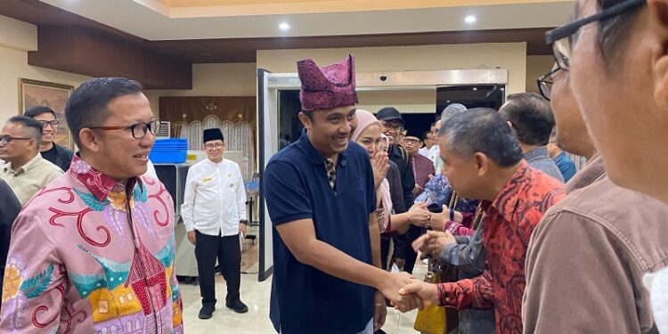 Pulang Usai Pelantikan, Wagub Vasko Disambut Antusias Kepala OPD