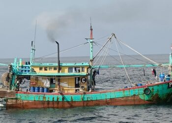 Kapal ikan asing (KIA) berbendera Malaysia diduga melakukan aktivitas illegal fishing menggunakan alat tangkap pukat harimau di Perairan Indonesia (Foto: Ist)