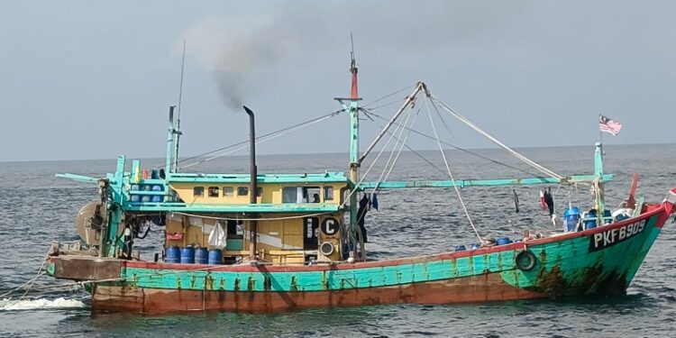 Kapal ikan asing (KIA) berbendera Malaysia diduga melakukan aktivitas illegal fishing menggunakan alat tangkap pukat harimau di Perairan Indonesia (Foto: Ist)