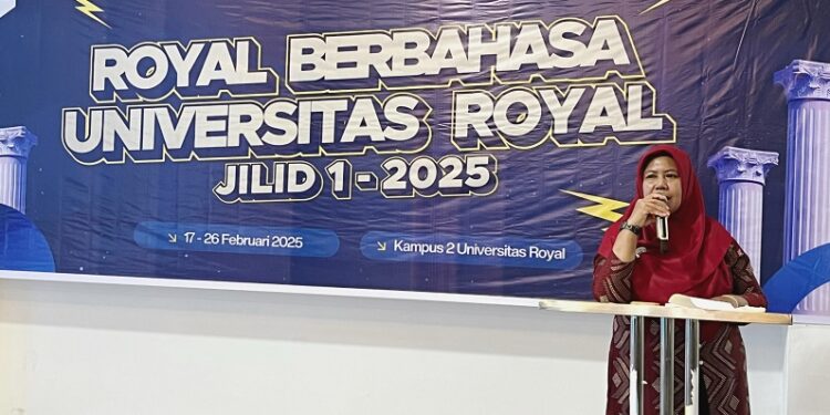 Wan Mariatul Kifti, SE, MM selaku rektor Universitas Royal memberikan arahan pada acara penutpan (Foto: Ist)