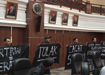 Aksi kelompok yang mengatasnamakan Koalisi Masyarakat Sipil saat paripurna pengesahan RTRW Sumbar 2025 - 2045. Senin, (17/03/2025) [foto : sci : yrp]