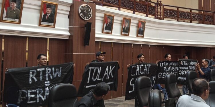 Aksi kelompok yang mengatasnamakan Koalisi Masyarakat Sipil saat paripurna pengesahan RTRW Sumbar 2025 - 2045. Senin, (17/03/2025) [foto : sci : yrp]