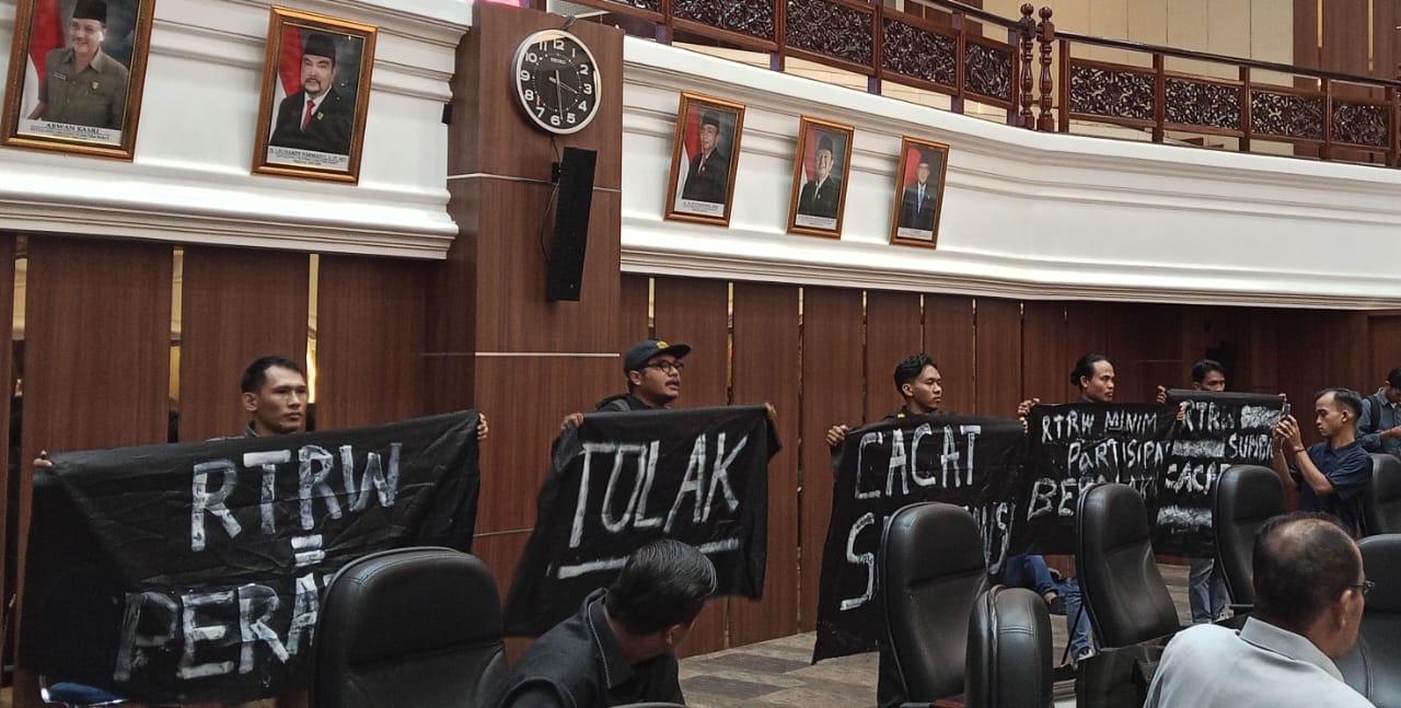 Aksi kelompok yang mengatasnamakan Koalisi Masyarakat Sipil saat paripurna pengesahan RTRW Sumbar 2025 - 2045. Senin, (17/03/2025) [foto : sci : yrp]