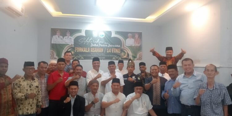 Ketua Forkala Asahan dan 14 Etnis Poto Bersama dengan Wakil Bupati Asahan Rianto, pada acara buka puasa bersama di Cafe Bali Lestari Kisaran. Selasa, (18/03/2025) [foto : sci/sdr]