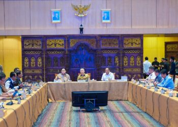 Menteri BUMN, Erick Tohir besama Menteri Perhubungan, Dudy Purwaghandy saat membahas program mudik gratis. [foto : ist]