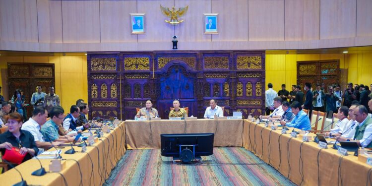 Menteri BUMN, Erick Tohir besama Menteri Perhubungan, Dudy Purwaghandy saat membahas program mudik gratis. [foto : ist]