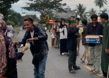 Komisariat FKIP HMI Dharmasraya saat membagikan takjl di jalan
