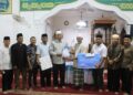 Bupati Pasbar, Hamsuardi saat safari Ramadan di Masjid Nurul Haq, Jorong Pasa Lamo, Nagari Ranah Pasisie, Kecamatan Sasak Ranah Pasisie, Selasa (18/3) malam. [foto : ist]