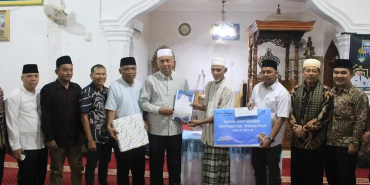 Bupati Pasbar, Hamsuardi saat safari Ramadan di Masjid Nurul Haq, Jorong Pasa Lamo, Nagari Ranah Pasisie, Kecamatan Sasak Ranah Pasisie, Selasa (18/3) malam. [foto : ist]