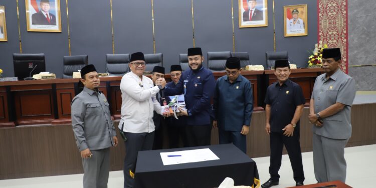 Pj. Wali Kota Padang, Andree Algamar bersalaman dengan Fadly Amran saat Sertijab Wali Kota Padang. Selasa, (04/03/2025). [foto : Sci/Ade]
