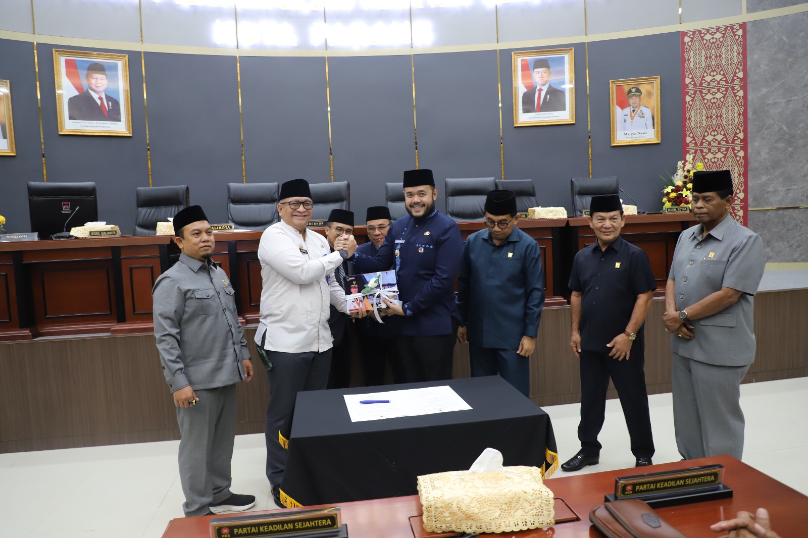 Pj. Wali Kota Padang, Andree Algamar bersalaman dengan Fadly Amran saat Sertijab Wali Kota Padang. Selasa, (04/03/2025). [foto  : Sci/Ade]