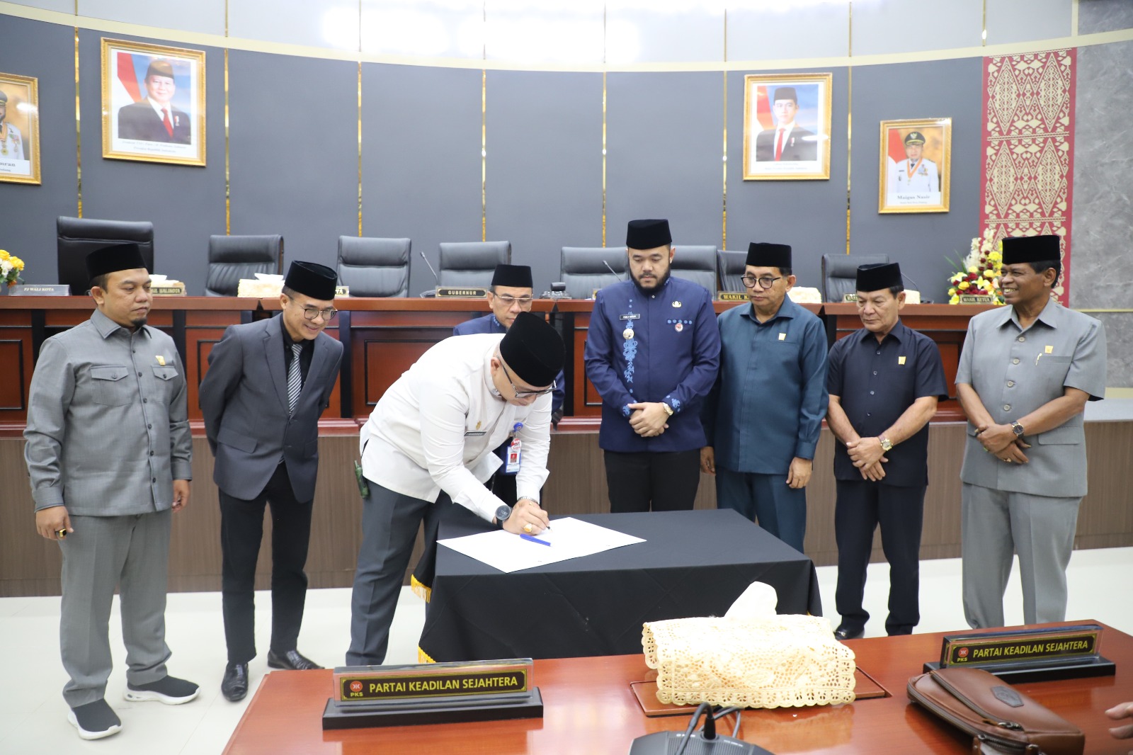 Penandatanganan naskah serah terima jabatan oleh Pj Wali Kota Padang Andree Algamar. Senin, (03/03/2025) [foto : sci/Ade]