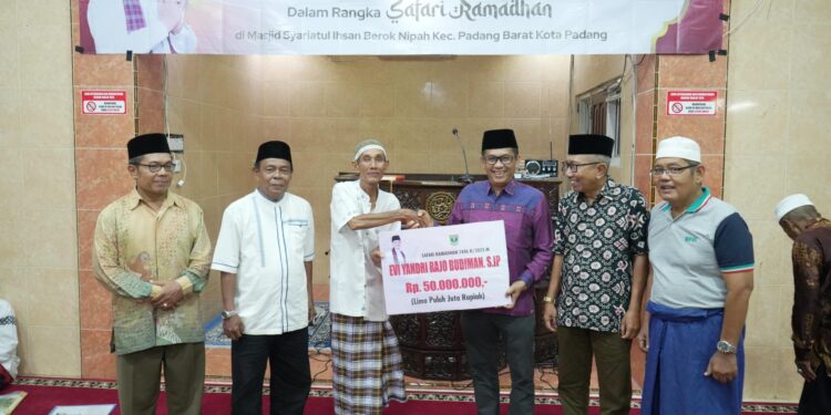 Evi Yandri Salurkan Bantuan Rp 50 Juta Saat Safari Ramadan di Masjid Syariatul Ihsan