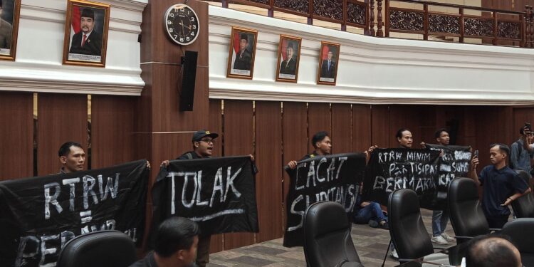 Aksi koalisi masyarakat sipil saat menghentikan pengesahan Ranperda RTRW saat rapat paripurna. Senin, (17/03/2025) [foto : sci/yrp]