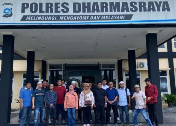 Aliansi Jurnalis Dharmasraya saat berfoto bersama di depan Mapolres setempat. Minggu, (16/03/2025) [foto : ist]