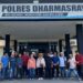 Aliansi Jurnalis Dharmasraya saat berfoto bersama di depan Mapolres setempat. Minggu, (16/03/2025) [foto : ist]