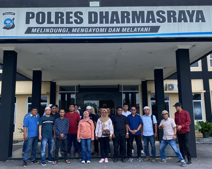 Aliansi Jurnalis Dharmasraya saat berfoto bersama di depan Mapolres setempat. Minggu, (16/03/2025) [foto : ist]