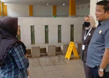 Ketua DPRD Dharmasraya saat meninjau tempat wudu dan WC Masjid Agung yang mengganggu kenyamanan jamaah. Jum'at, (21/03/2025) [foto : ist]