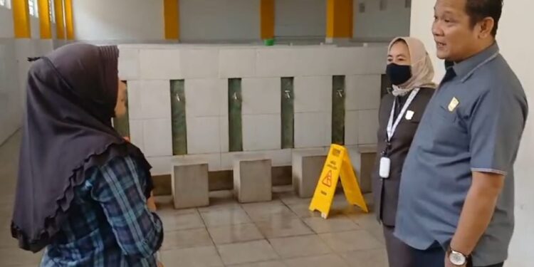 Ketua DPRD Dharmasraya saat meninjau tempat wudu dan WC Masjid Agung yang mengganggu kenyamanan jamaah. Jum'at, (21/03/2025) [foto : ist]