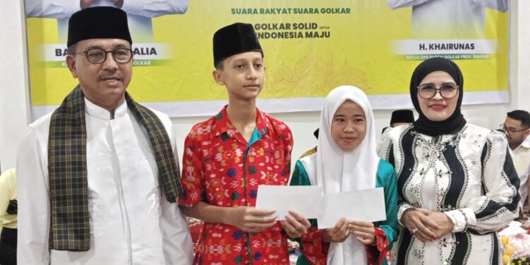 Ketua DPD Golkar Sumbar, Khairunnas foto bersama anak yatim usai menyerahkan santunan. Minggu, (23/03/2025) [foto : sci/yrp]