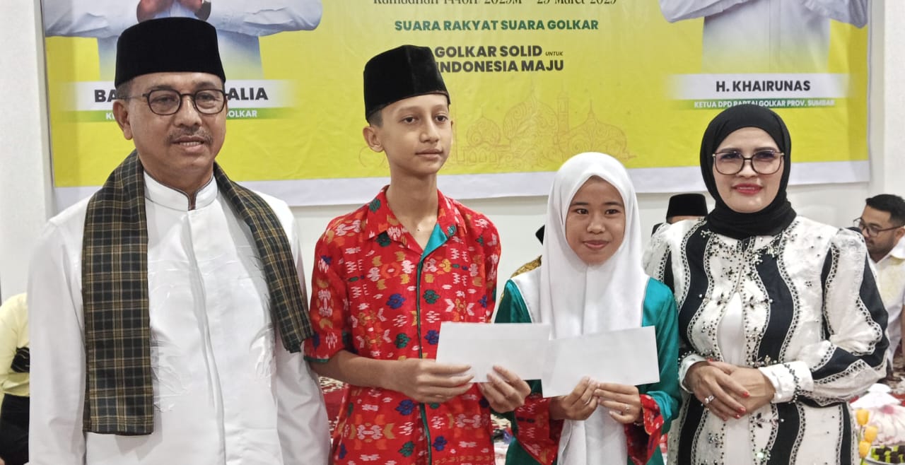 Ketua DPD Golkar Sumbar, Khairunnas foto bersama anak yatim usai menyerahkan santunan. Minggu, (23/03/2025) [foto : sci/yrp]